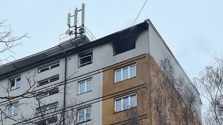Požár v horním patře těšínského paneláku vyhnal desítky lidí, jeden člověk je zraněný